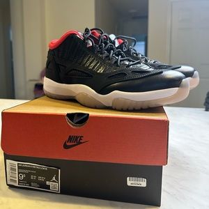 Retro 11 Low IE “Bred”